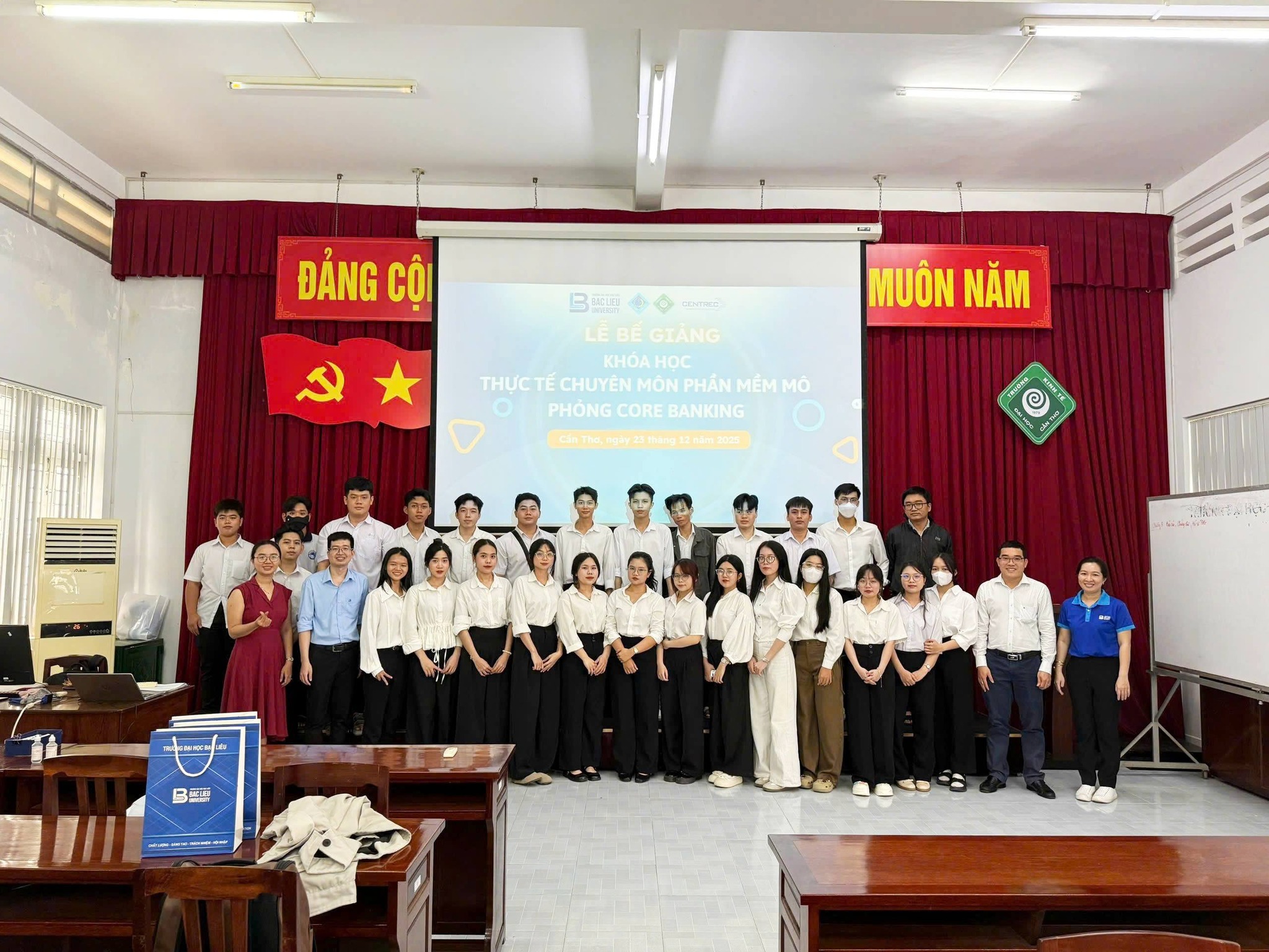 KHOA KINH TẾ VÀ LUẬT TỔ CHỨC HOẠT ĐỘNG THỰC TẾ CHUYÊN MÔN VỚI CHỦ ĐỀ "THỰC HÀNH MÔ PHỎNG NGÂN HÀNG CORE BANKING"